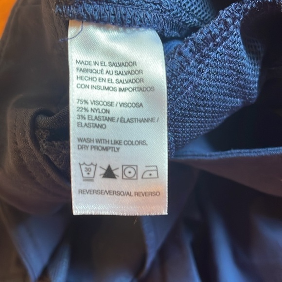 IZOD Sz 10 zip up navy golf capris with front/back pockets and IZOD logo - Picture 7 of 9